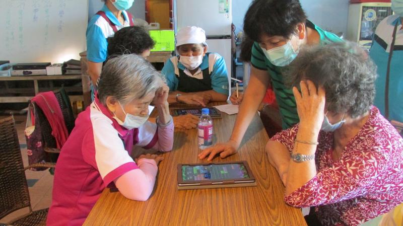 上課之餘，講師帶著長輩學習玩一些益智動腦的遊戲，讓長輩可以充分的運用到頭腦去思考，並感受到生活與數位連結的樂趣。。