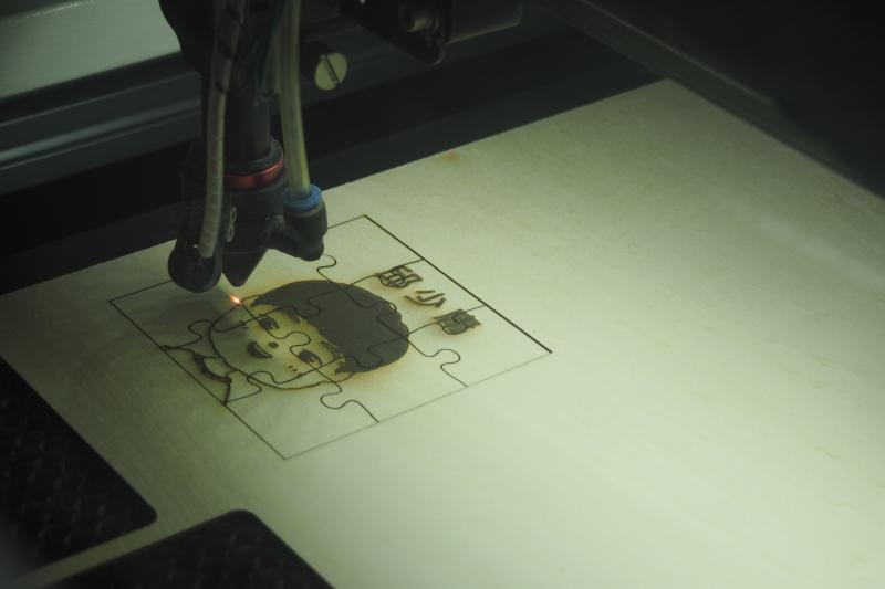 雷雕機正進行切割拼圖中