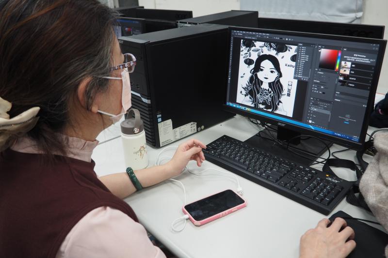 學員操作PhotoShop軟體將自己的圖案編修，完成好後再經由雷雕機輸出作品喲