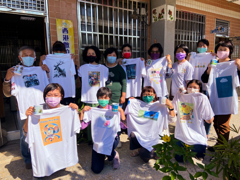 學員們拿著自己設計的熱轉印Tshirt合照