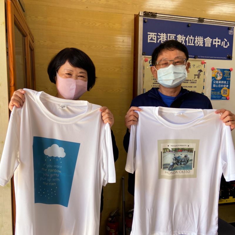 學員們自己在線上設計圖案，印成衣服。