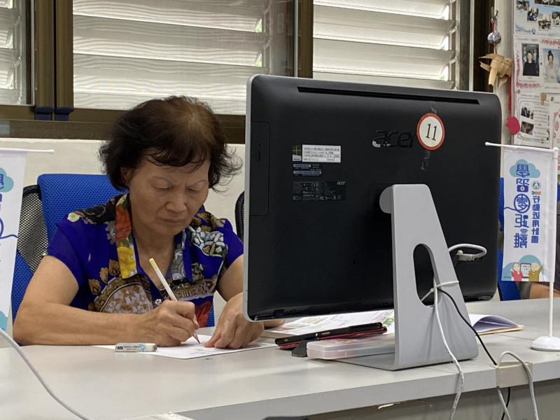 喜歡上課的資深學員，總習慣藉由紙筆來加深課堂講師說過的重點。