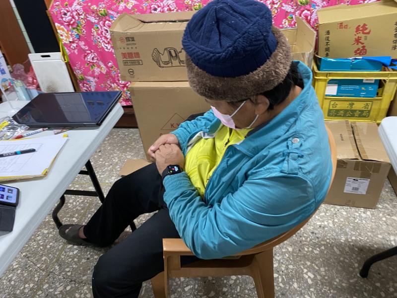 指導學員利用智慧手環測量心率、血壓。