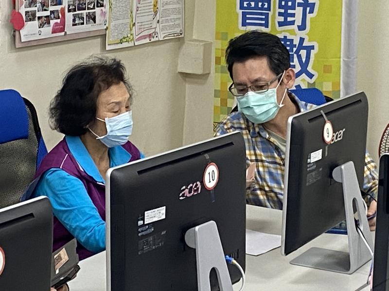 社群行銷概念對學員來說，抽象且難理解，需要同學相互支援說明。