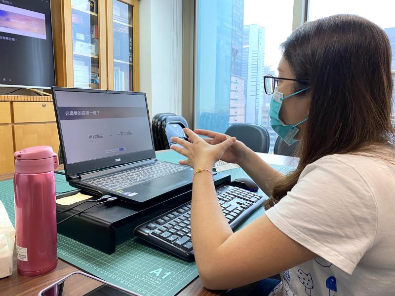 講師於筆電前，用心講授網頁架構課程