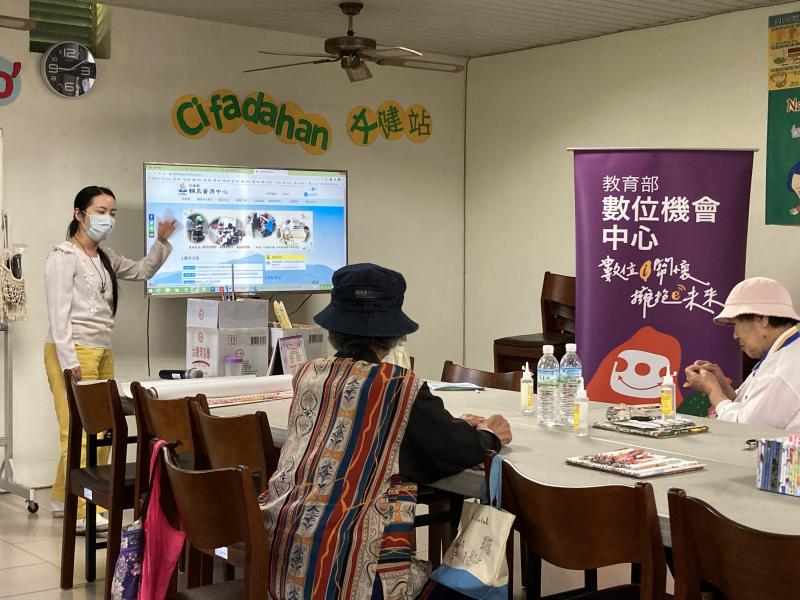 介紹輔具的申請，以及智慧穿戴量測體驗