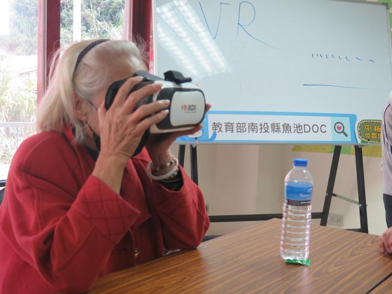 活了78年了，第一次接觸VR，很驚訝鏡頭的景色怎麼那麼的美麗。