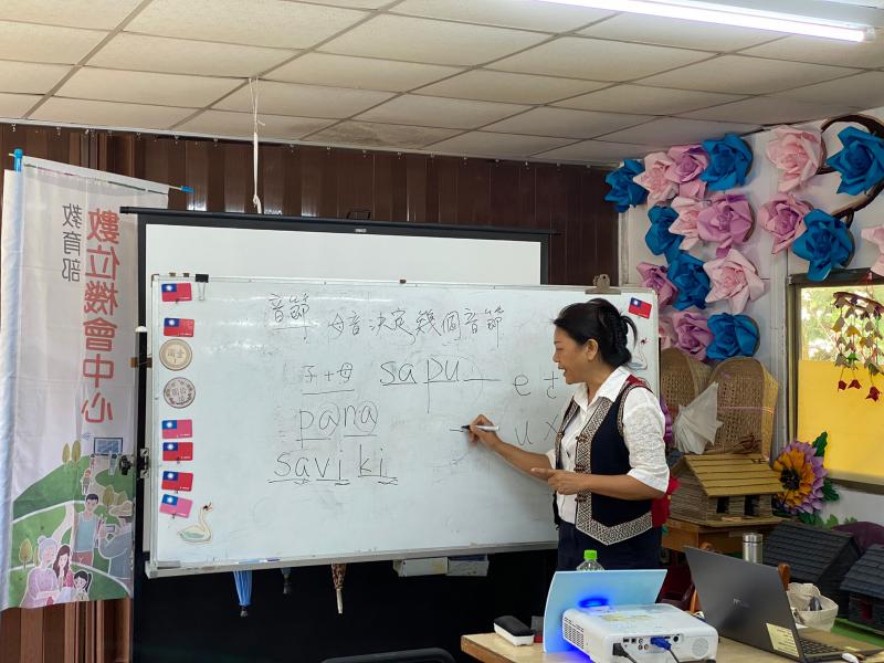 講師教導長者們如何分辨羅馬拼音