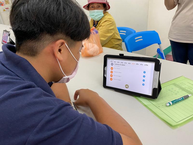 學員透過族語E樂園練習發音