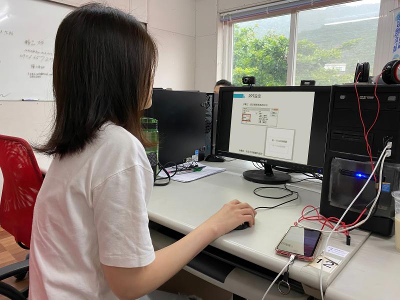 講師利用簡報PPT軟體教長輩學員製作設計圖。