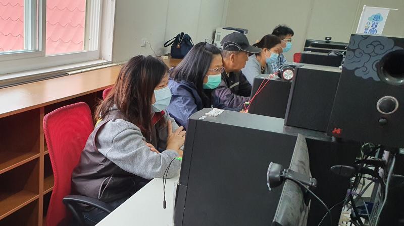 學員們每個都很認真，希望設計圖符合自己所想像，作品也能很完美。