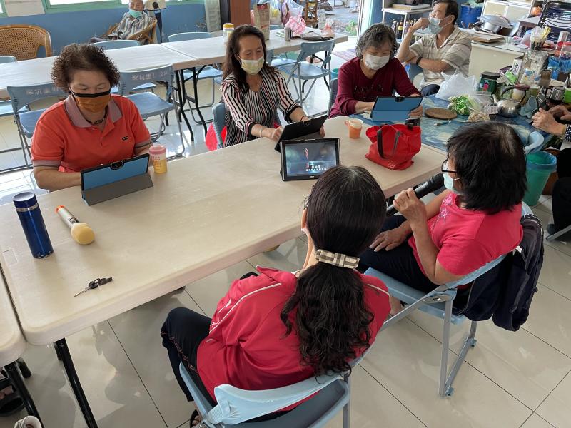 學員對著平板展現歌喉