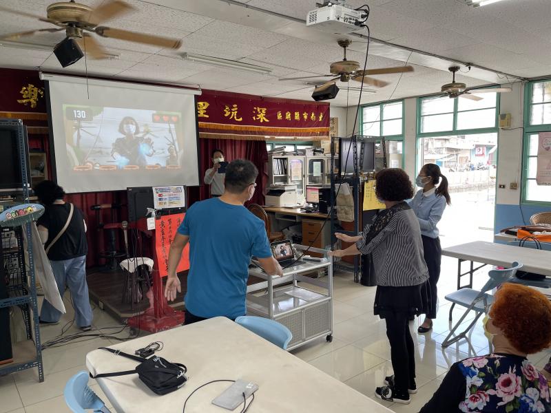 學員體驗AR體感運動