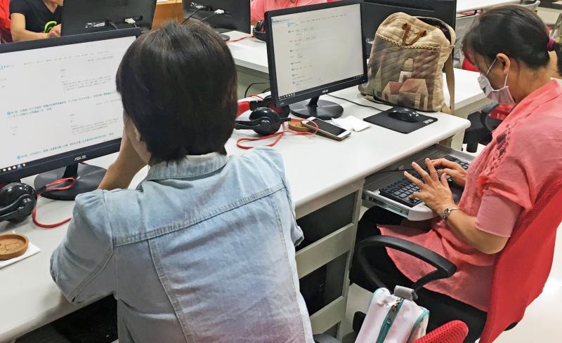 數位典藏課程開始前，DOC宋老師請學員們註冊學習中心會員，並自我檢測學習一點通和一把罩。