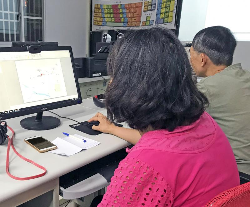 數位典藏課程透過簡報軟體編輯，教導增設圖片與文字，而學員則是先用電腦現有來做練習。