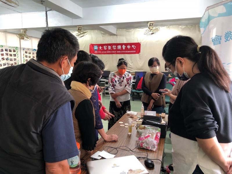 講師介紹雷雕機作業方式