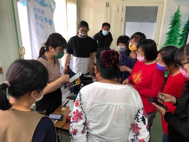 講師介紹雷雕機綁定手機APP操作方式.