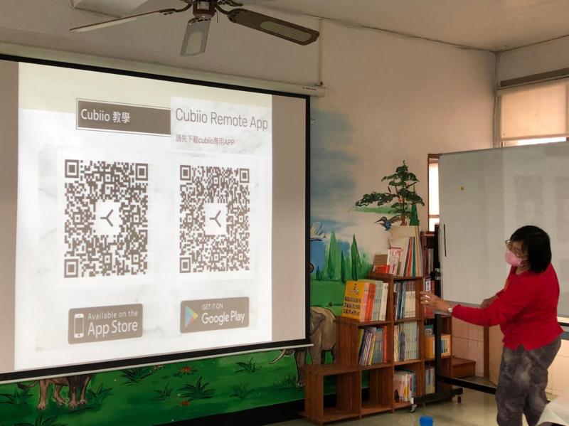 學員掃描QR CODE綁定手機APP,體驗雷雕機操作