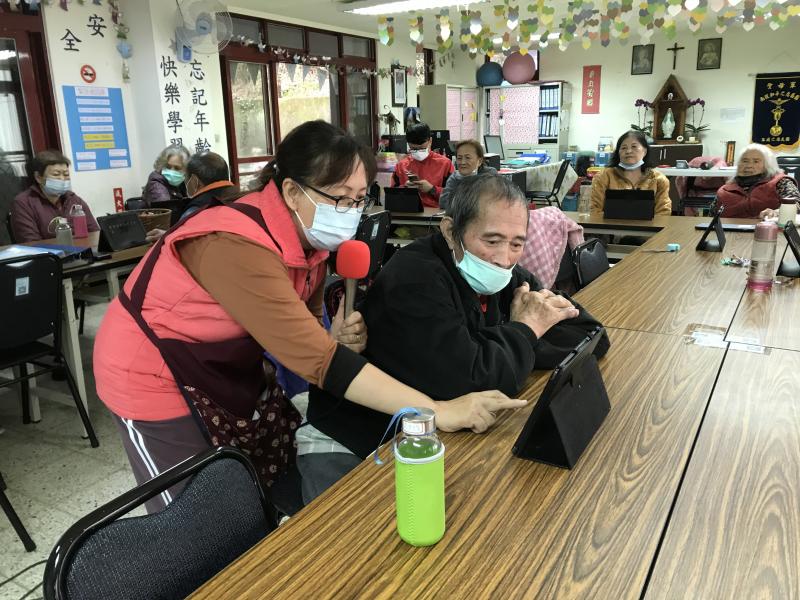 林美齡老師帶領長輩用3C產品歌唱。