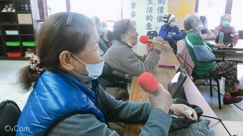 原來使用平板和手機也可以唱歌。