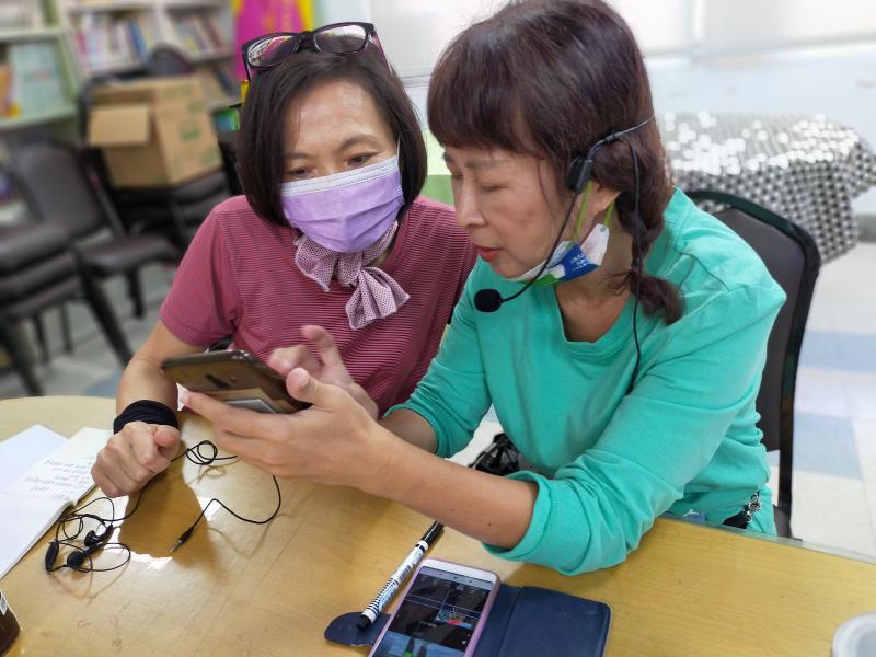 老師協助學員修正影片內容