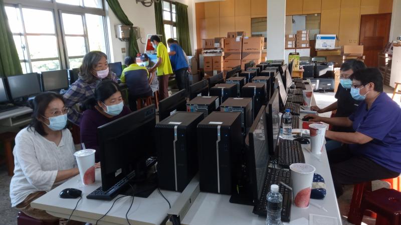 學員學習如何操作機台