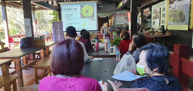 老師介紹課程大綱及上課情形.