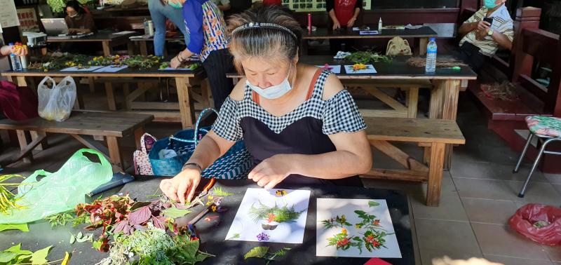 專注手下E術花排列情景.