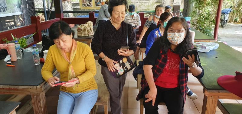 拿起手機下載CANVA APP編輯圖片.