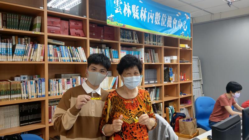 祖孫共學完成體驗標籤機產出標籤