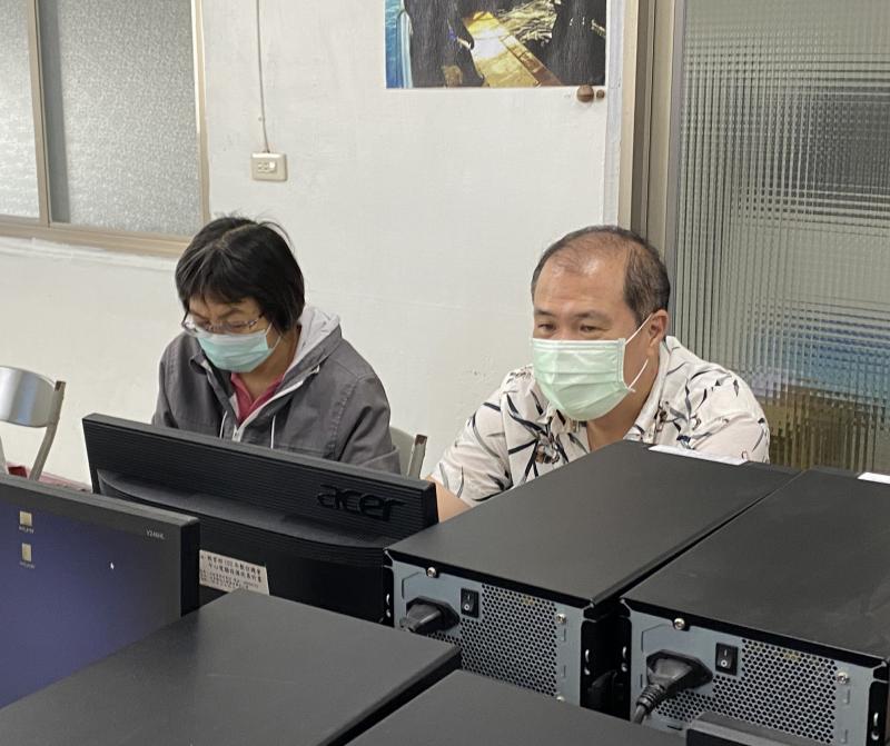 產品的包裝設計是最安靜的行銷者，為了自家商品學員個個認真聽課，盼能設計出符合農作產品的專屬包裝。