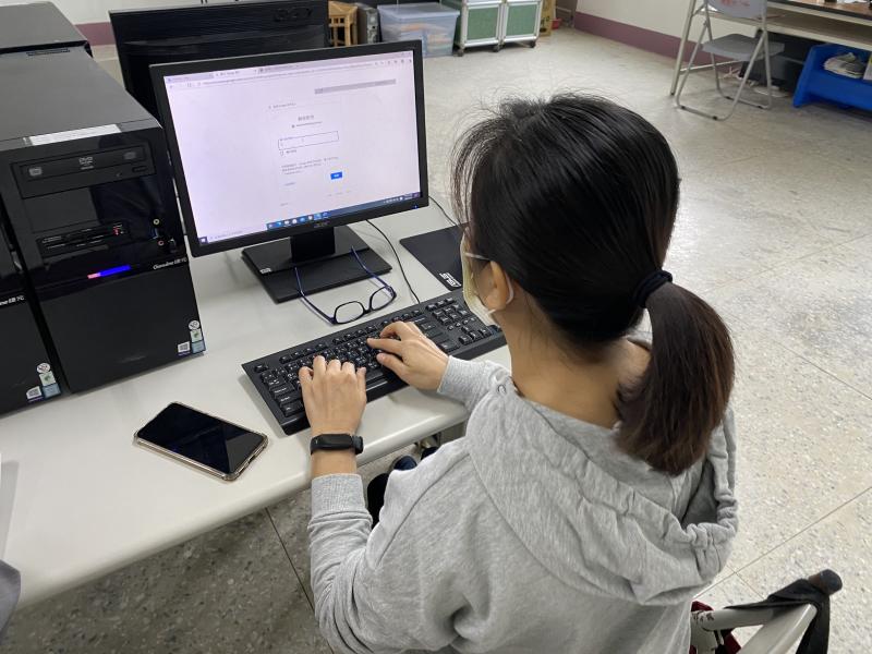 課程前，請學員先行登入學習中心學習一把罩和一點通的線上數位教材。