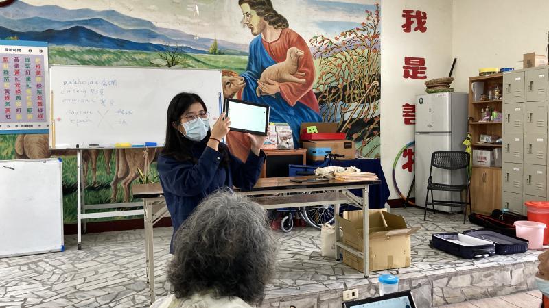 老師講解平版的功用可用於訂票、看診預約、唱歌、看影片等