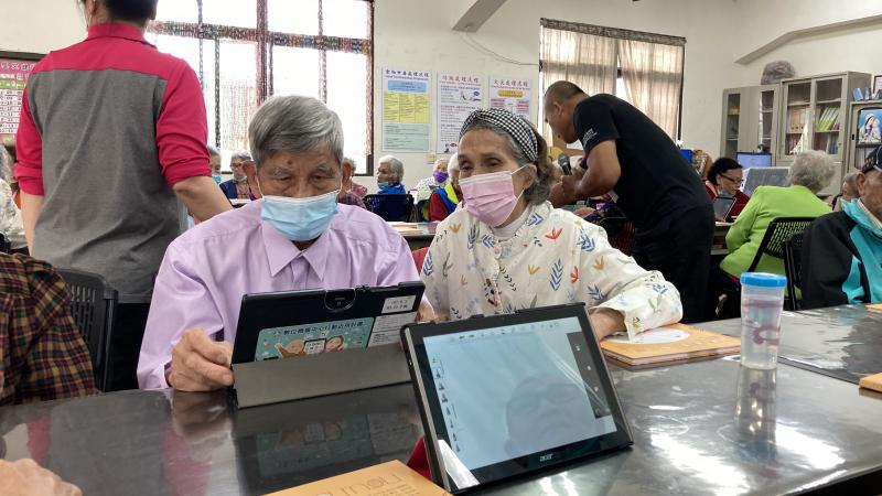 長輩學習用平板繪圖