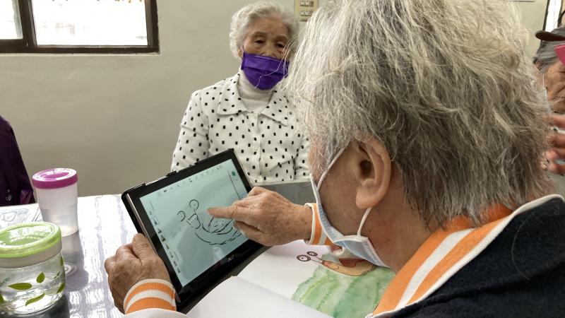 長輩學習用平板繪圖並畫出可愛的蝸牛