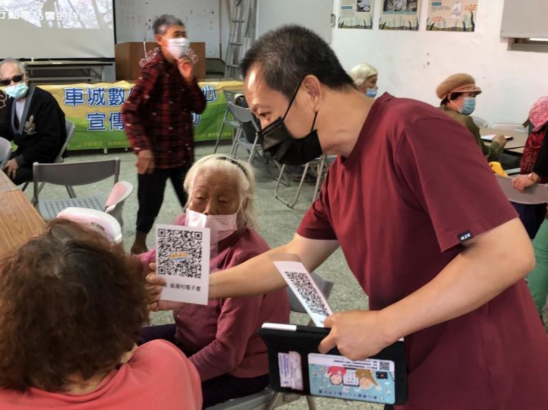 阿嬤最認真了，活到老學到老