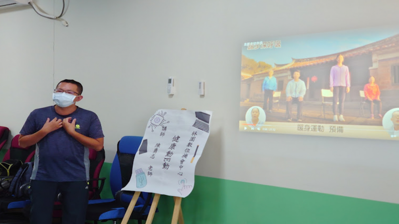 老師介紹平板搜尋健康運動教學相關影片