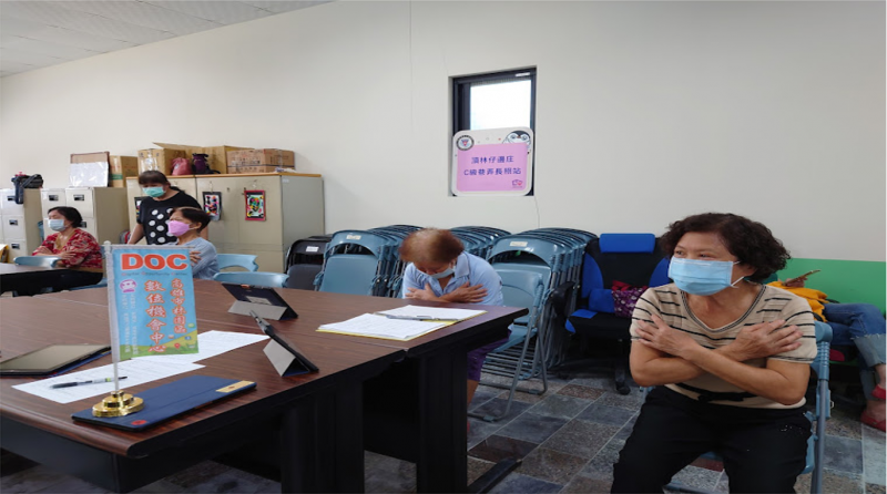 學員觀看運動教學影片使用平板觀看運動教學影片一邊運動