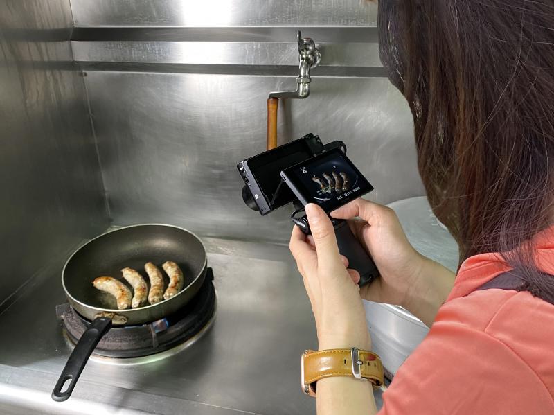 拍攝平底鍋上的香腸