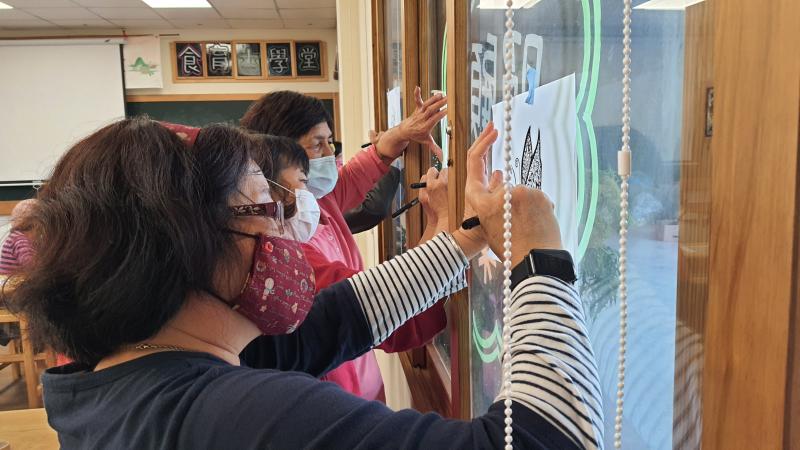 加強描圖紙上的線條。