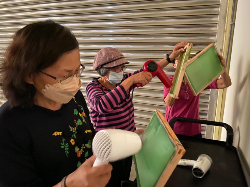 學員吹乾感光劑。