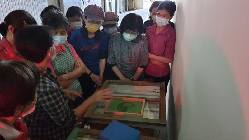 講解曬版過程。