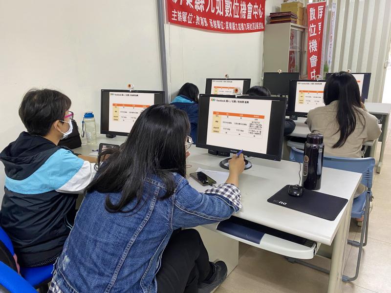 學員們認真看著電腦中的簡報，聽講師授課