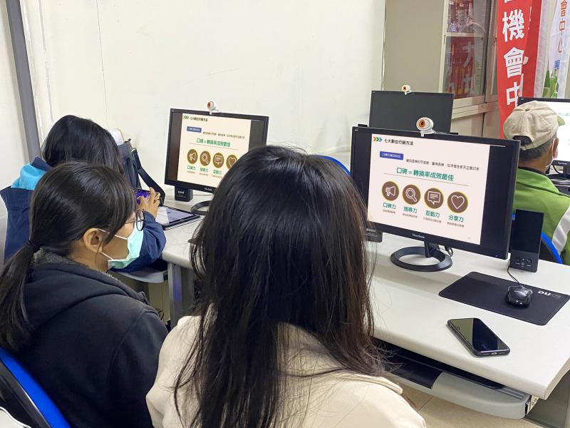 講師透過簡報，教授學員們行銷技法