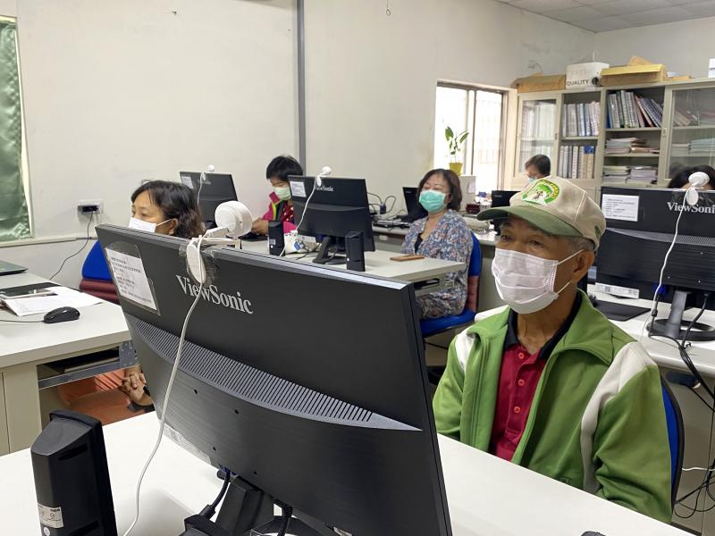 講師用心講課，學員認真聽課