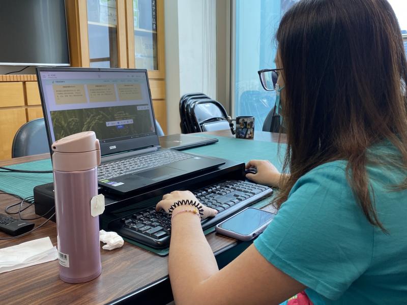 講師使用筆電，對著線上的學員，教授一頁式網站設計