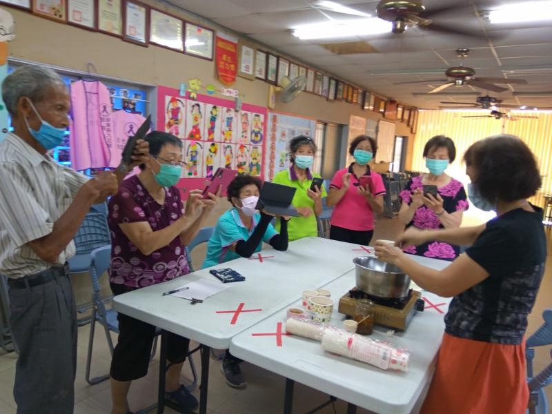 學員認真地錄影或拍攝老師料理過程