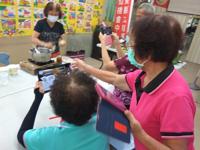 學員互相支援拍攝角度，希望能有好的影像作品