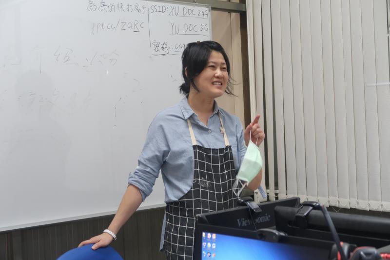 羅智容老師帶領學員上網選購材料。