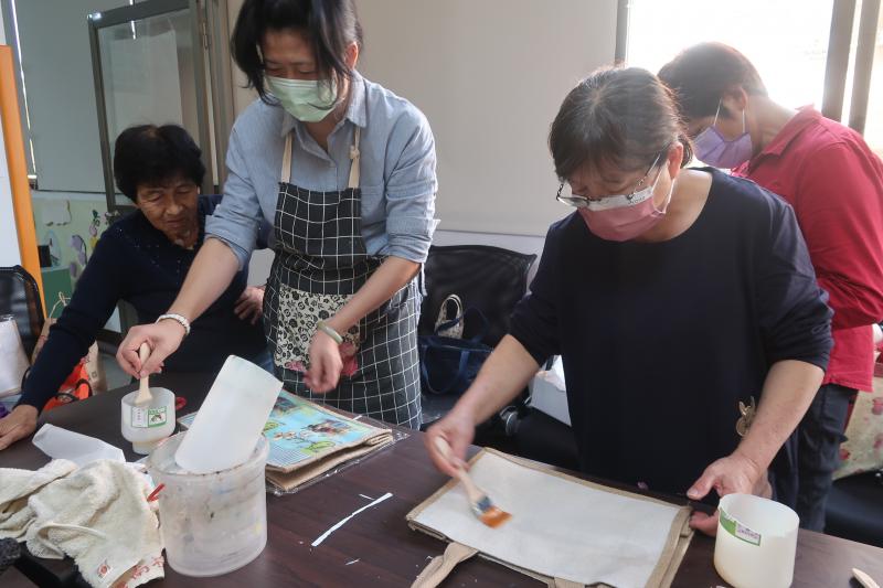 學員應數位及美學技能創作生活用品(購物袋)